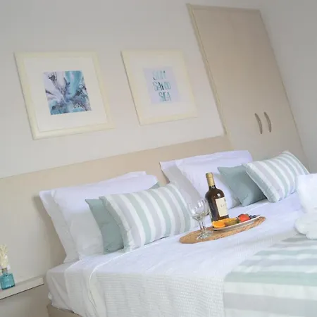 Kelly's Apts * Elounda